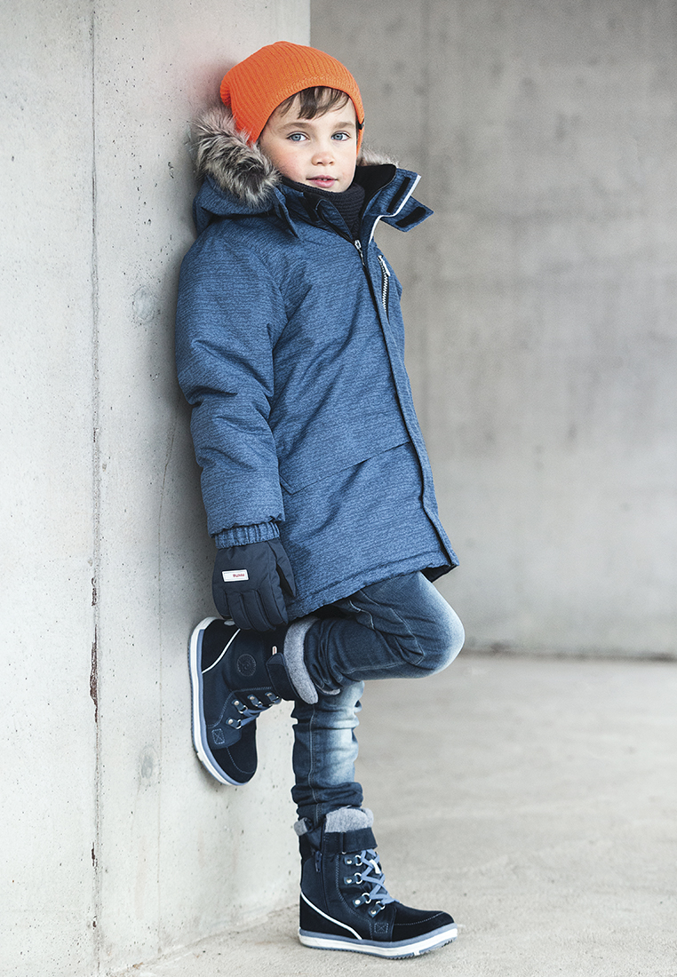 Мальчик в зимней куртке